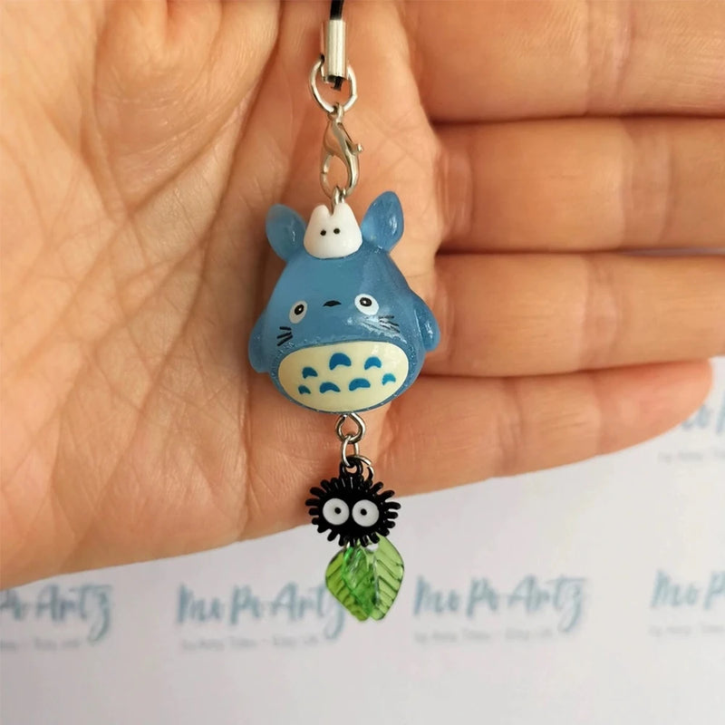 Pingente Kawaii – Corrente Azul com Mascote Soot Sprite (Anime Totoro)
