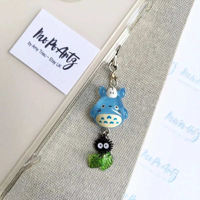 Pingente Kawaii – Corrente Azul com Mascote Soot Sprite (Anime Totoro)