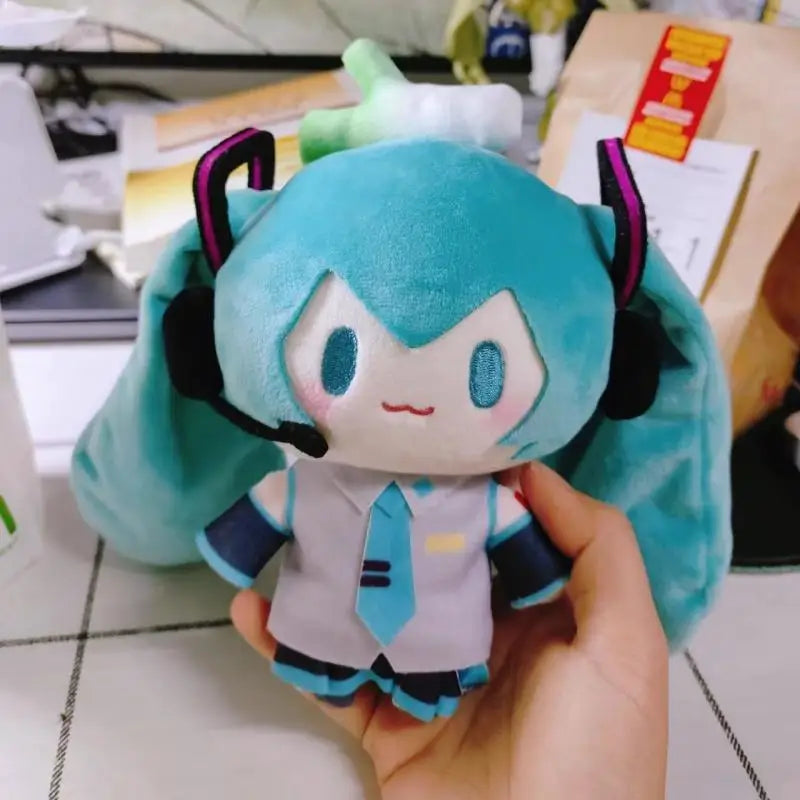 Pelúcia Hatsune Miku – 25cm | Fofo, Colecionável e Perfeito para Presentear