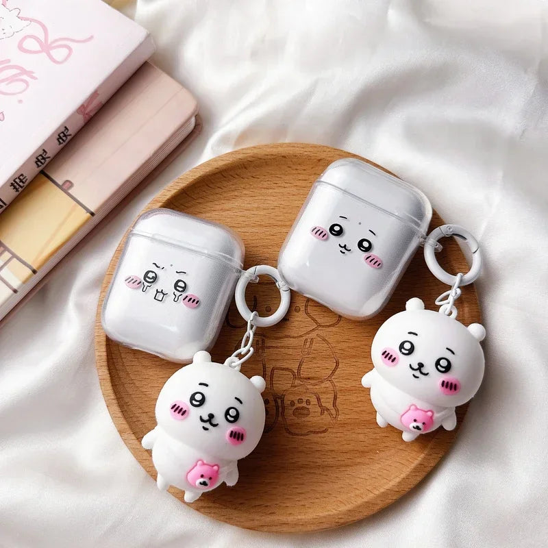 Case AirPods Chiikawa – Transparente com Pingente | AirPods 1/2/3/4/Pro/Pro 2/Pro 3